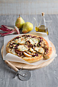 Kamut-Pizza mit Radicchio, Birnen und geräuchertem Scamorza