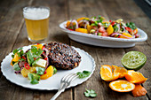 Vegetarische Steaks mit Zitrus-Avocado-Salsa
