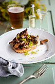 Toast with chanterelles, cheese and dill