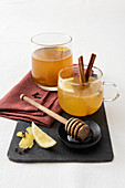 Teepunsch mit Zitronensirup, Gewürzen und Whisky