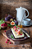 Small cheesecake with figs and raspberries