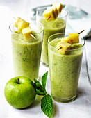 Apple, mint and pineapple smoothie