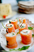 Salmon rolls with rocket and cream cheese