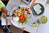 Lachssalat mit Melone und Knäckebrot zum Lunch