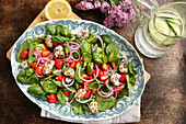 Spinach salad with strawberries, basil and peppered goat's cheese