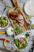 Tacos mit Schweinefilet, Salsa und Käsecreme (Mexiko)