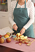 Frau schneidet Apfel