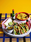 Tacos mit Hähnchen, gegrilltem Mais und Ananassalsa