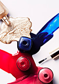 Roter, blauer und goldener Nagellack mit Pinsel