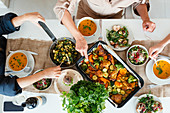 Gedeckter Tisch mit Kürbissuppe, Brathähnchen und Salat