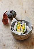 Asiatisches Curry-Chicken-Sandwich mit Ei und Salat
