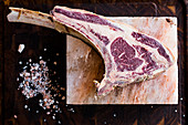 Tomahawk Steak (Ribeye-Steak mit langem Knochen)