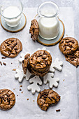 Chocolate Cookies serviert mit Milch