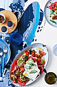 Tomatensalat mit Feta, Olivenöl und Soja-Kürbiskernen