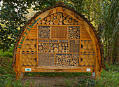 Kunstvoll gebautes Insektenhotel