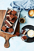 Zweifarbiger Schokoladenfudge zum Kaffee