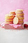 Glutenfreie Kekse mit bunten Zuckerperlen für die Kinderparty