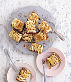 Apple crumble cake with almonds