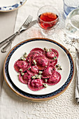 Rote-Bete-Ravioli mit Kartoffelfüllung und Roquefort-Mohn-Butter