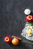 Zutaten für Tarte Tatin mit Äpfeln und Rosmarin