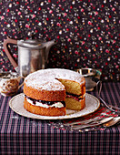 Victoria Sponge Cake mit Brombeeren