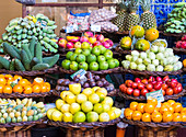 Obststand auf einem Markt in Madeira (Portugal)