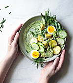 Kartoffelsalat mit Ei, Gurke, grünen Bohnen und Green Goddess-Dressing