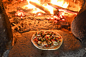 Auberginenpizza mit Pilzen, Oliven, Paprika, roter Zwiebel und Ziegenkäse