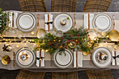 Weihnachtlich gedeckter Tisch mit Gesteck aus Zweigen