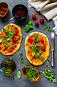 Vegetarische Pizza mit Pesto aus getrockneten Tomaten und Rucola