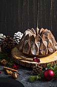 Weihnachtlicher Maronen-Schokoladenkuchen auf Baumholzplatte