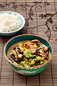 Veganes gelbes Curry mit Reisbeilage
