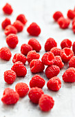 Himbeeren auf weißem Untergrund