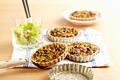 Roman lentil tartlets with shortcrust pastry, leeks, carrots, bacon, olives and egg