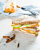 Sandwiches mit Apfelscheiben und Süsskartoffelbutter