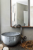 Vintage Armatur und Waschschüssel aus Metall, darüber Spiegelschränke im Badezimmer