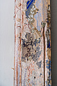 Details von altem Holzbalken mit Malerei