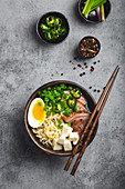 Ramen-Nudelsuppe mit Tofu, Schweinefleisch und Ei (Japan)