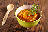 Papaya-Chili-Sauce im Schälchen als Dip oder Marinade zum Grillen