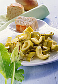 Süsssauer eingelegte Zucchini mit Weissweinessig, Zucker und Thymian