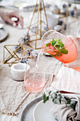 Wassermelonen Spritzer wird in Glas gegossen (Weihnachten)
