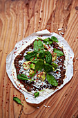 Tortilla mit schwarzem Bohnenmus, Reis, Avocado und Spinat