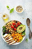 Proteinreiche Lunch Bowl mit Huhn, Kichererbsen und Gemüse
