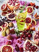 Grüner Cocktail im Glas mit Granatapfel und Rosmarin