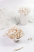 Shimeji-Pilze in weißem Porzellanschälchen