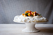 Pavlova mit Pfirsichen und Kiwi