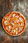 Pizza Classic mit Champignons und Schinken