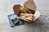 Club-Sandwich mit Schinken, Käse und Putenbrust 'To Go'