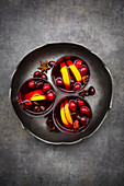 Glühwein mit Cranberries, Zimt, Orangenscheiben und Sternanis