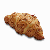 Ein Nuss-Croissant vor weißem Hintergrund
